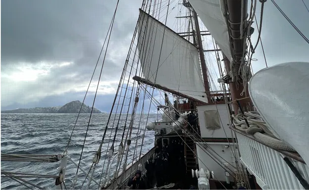 El buque escuela Juan Sebastián de Elcano en el momento de cruzar el Cabo de Hornos.
