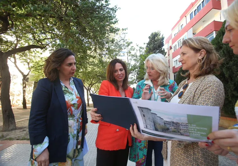 La consejera Rocío Díaz visita los bloques de viviendas de la barriada La Paz en Cádiz