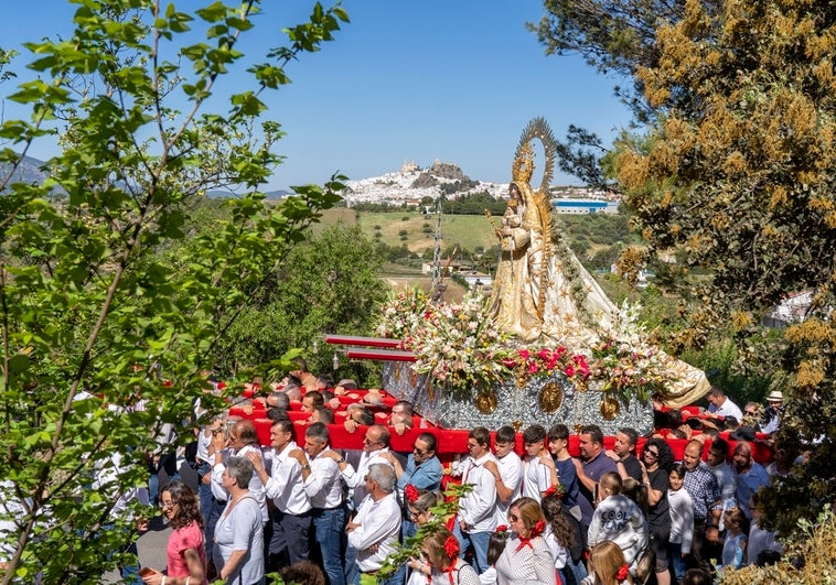 El pueblo de Olvera acompaña a la Virgen de los Remedios hasta el Santuario