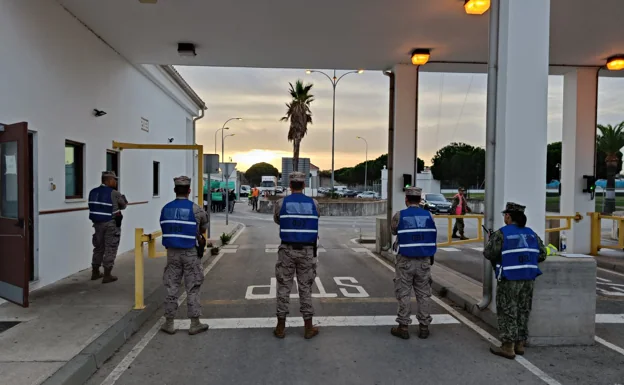 Simulacro de llegada de manifestación en la puerta de la Base Naval de Rota.