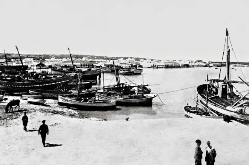 Embarcaciones varadas en la ribera del río Barbate ante la ausencia de puerto pesquero. Hacia 1920