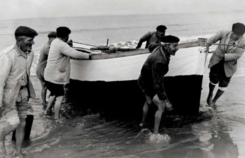 Pescadores varando el bote de la jábega. Hacia 1970
