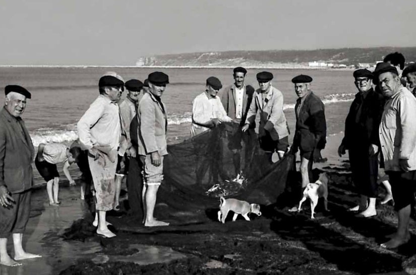 Postal marinera en torno al arte de la jábega. Hacia 1960