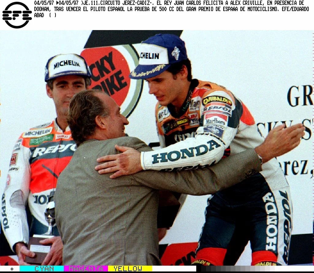 El Rey Juan Carlos felicita a Álex Crivillé, en presencia de Doohan, tras vencer el piloto español en la prueba de 500cc del Gran Premio de España de Motociclismo.