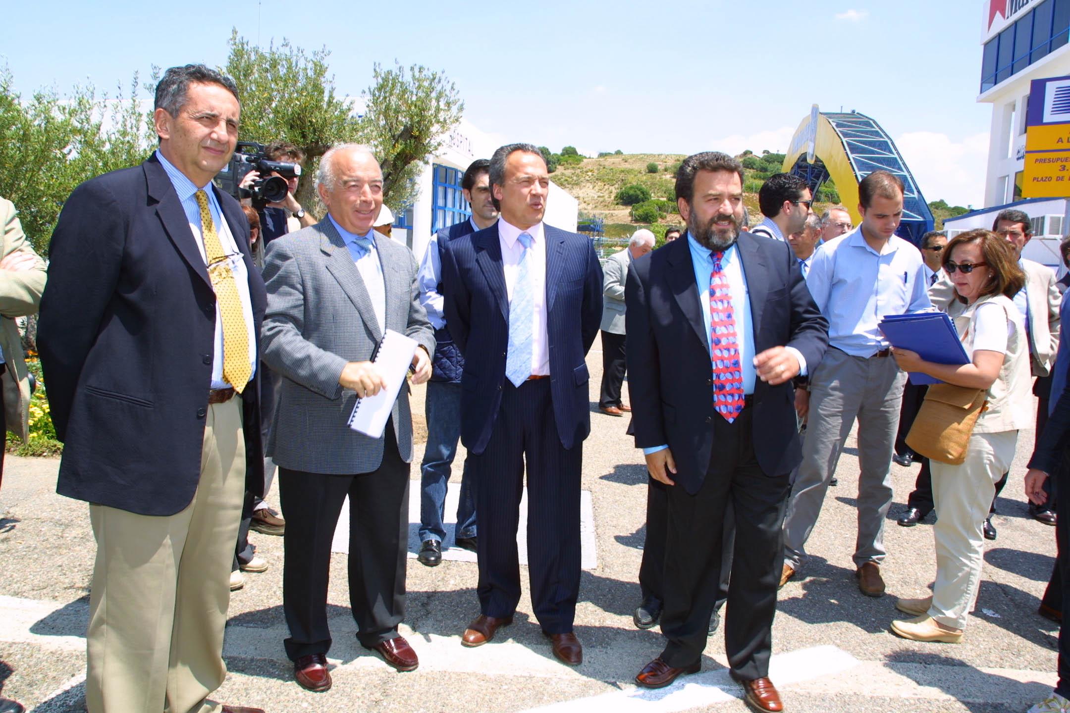 Pedro Pacheco con los responsables de la obra de remodelación del Circuito y con el entonces presidente de la Federación Española de Motociclismo Juan Álvarez.