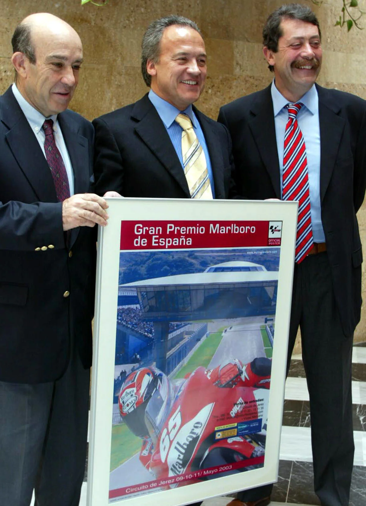 El alcalde de Jerez, Pedro Pacheco (c), acompañado del organizador del Gran Premio de España de Motociclismo, Carmelo Ezpeleta (izq ) y el director del circuito jerezano, José Ramón Gracia, durante la presentación del cartel del evento deportivo.