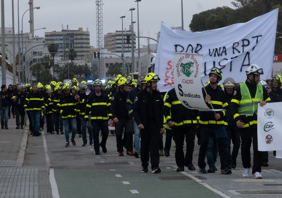 Bomberos en una reciente manifestación en Cádiz.