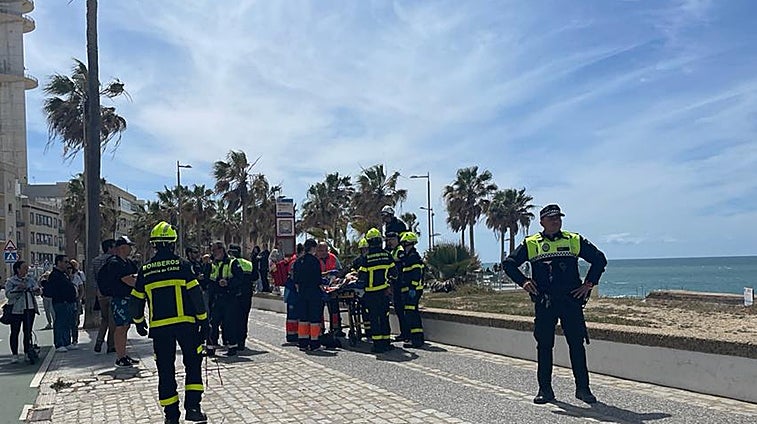 Herida una mujer tras caer por los bloques de la playa de Santa María de Cádiz