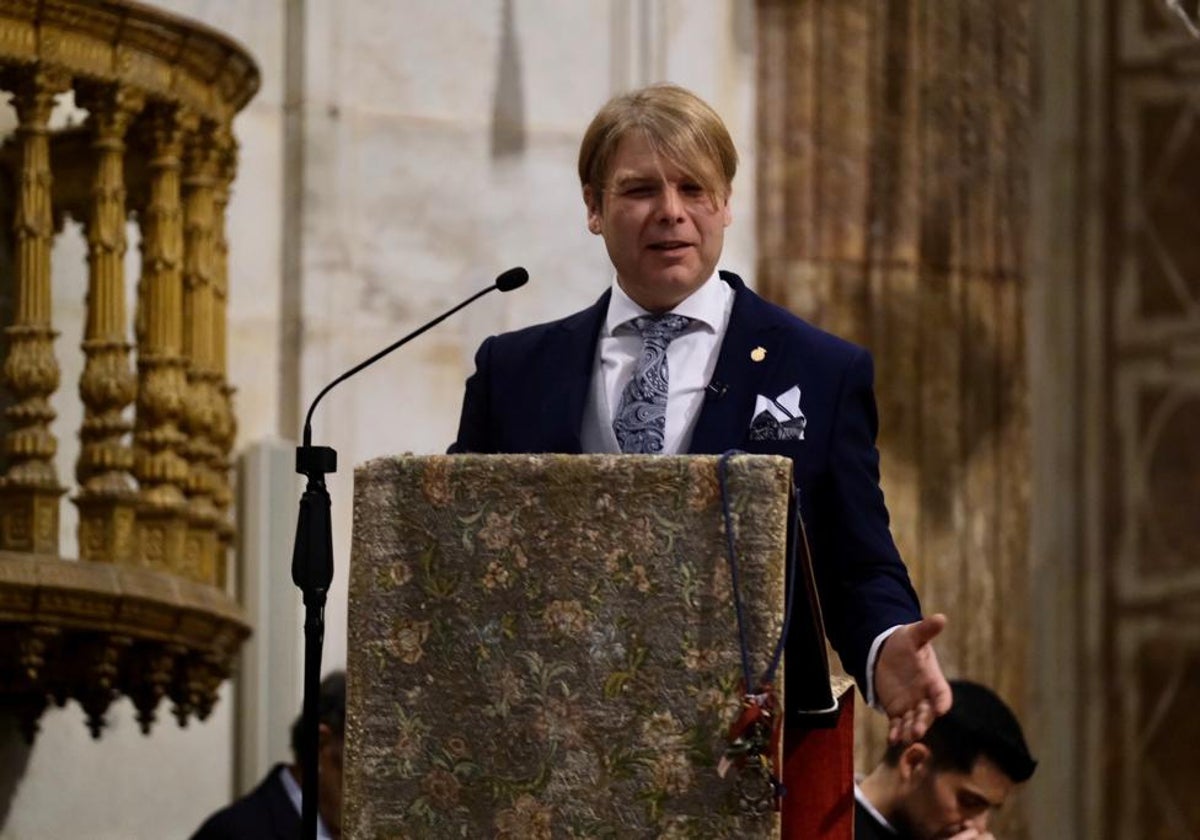 El cofrade gaditano Ivan Roa Rodríguez declamó este viernes las Glorias en la Catedral de Cádiz.