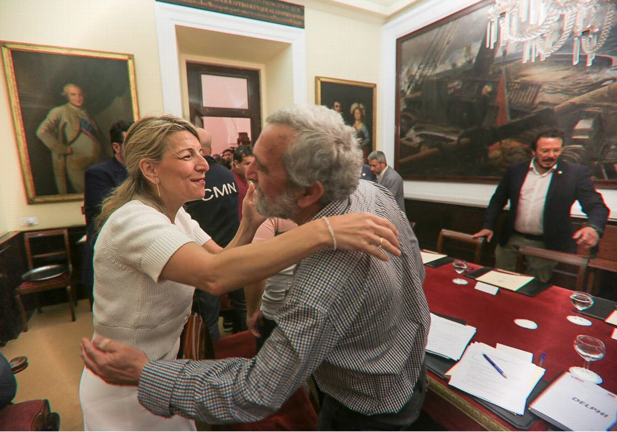 La ministra saluda a Miguel Paramio, de USO, y detrás, el alcalde de Cádiz