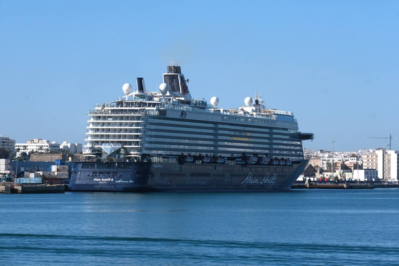 Fotos: Cinco cruceros y más de 9.000 pasajeros en una gran jornada en el Puerto de Cádiz