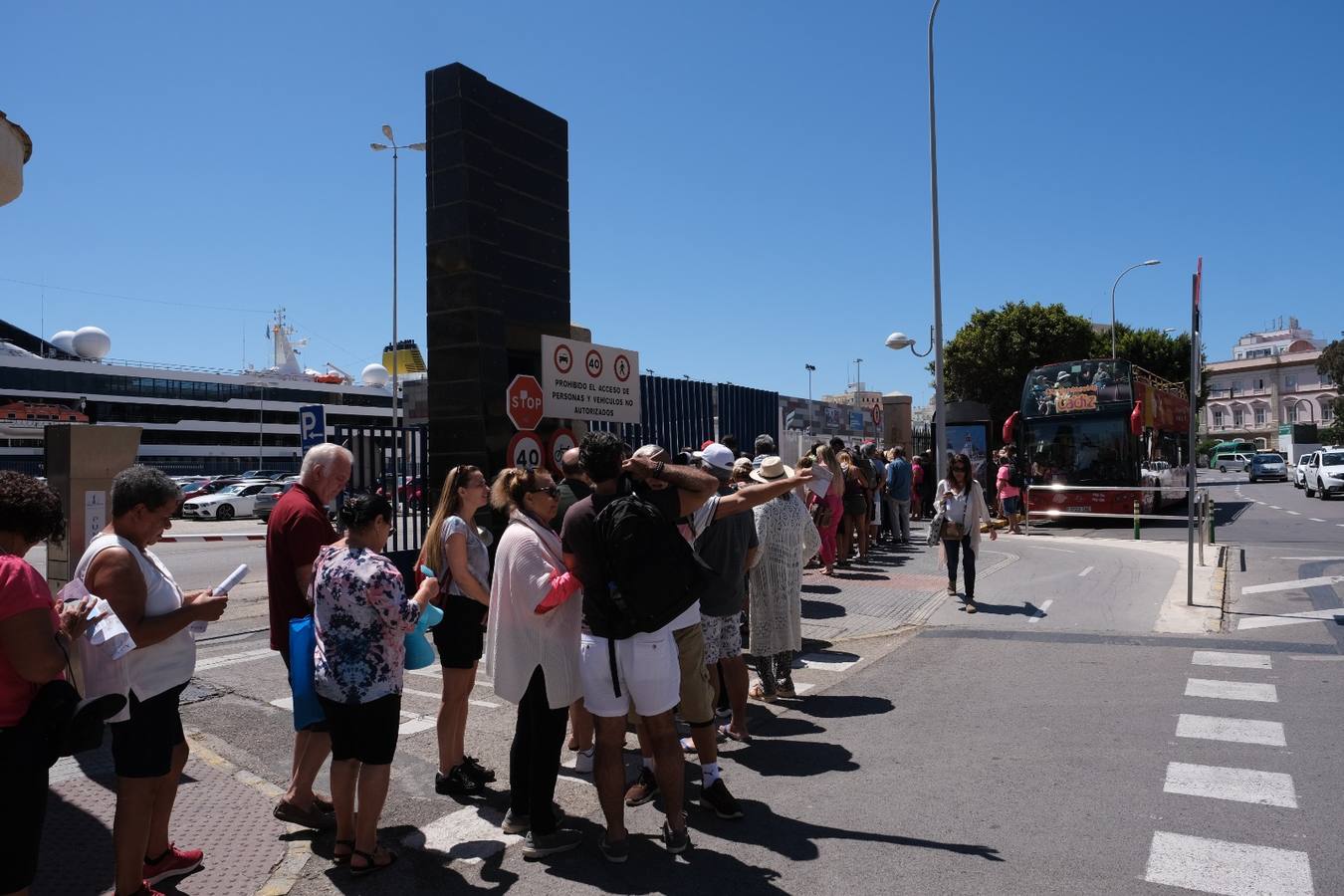 Fotos: Cinco cruceros y más de 9.000 pasajeros en una gran jornada en el Puerto de Cádiz