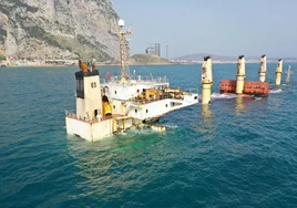Gibraltar retira toda la carga del buque OS35, hundido desde agosto frente a la costa de Cádiz