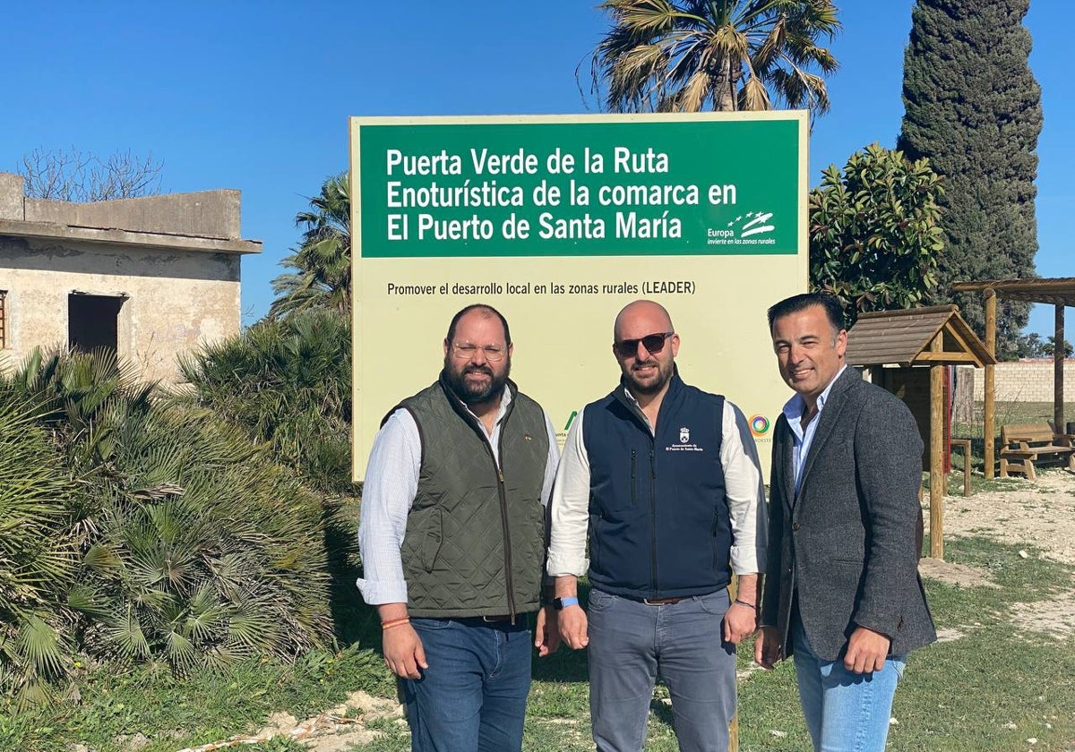 Germán Beardo y Javier Bello junto al delegado territorial, David Gil