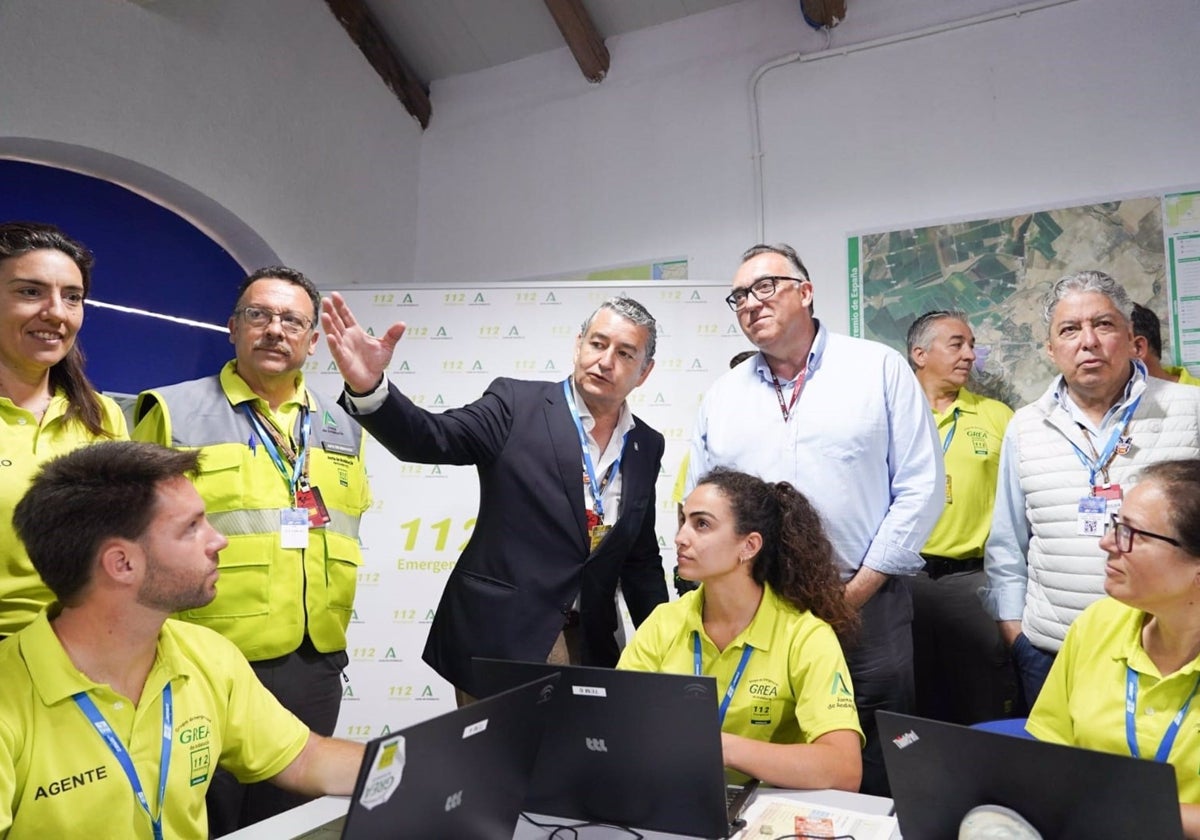 El consejero de la Presidencia, Interior, Diálogo Social y Simplificación Administrativa, Antonio Sanz, y el consejero de Turismo, Cultura y Deporte, Arturo Bernal, en el dispositivo de Emergencia del Gran Premio de Jerez.