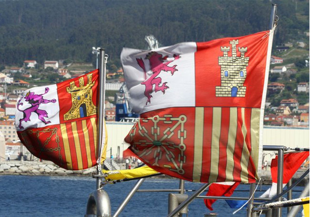 Bandera de tajamar, de proa, de bauprés o torrotito, izada en un buque de la Armada.