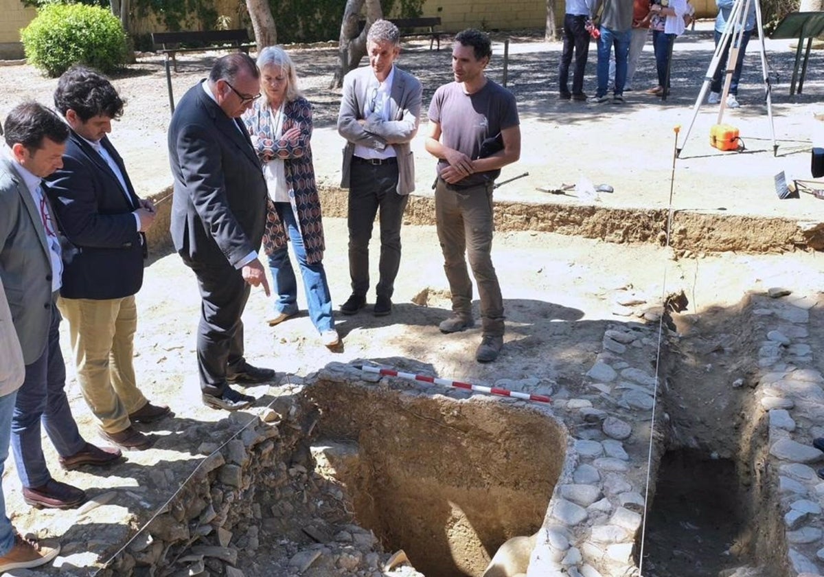 Arturo Bernal durante la visita al yacimiento arqueológico de Carteia.