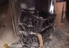 Rescatan a doce personas, entre ellas dos menores, atrapadas por el incendio de varios sofás en el rellano de un bloque en Jerez