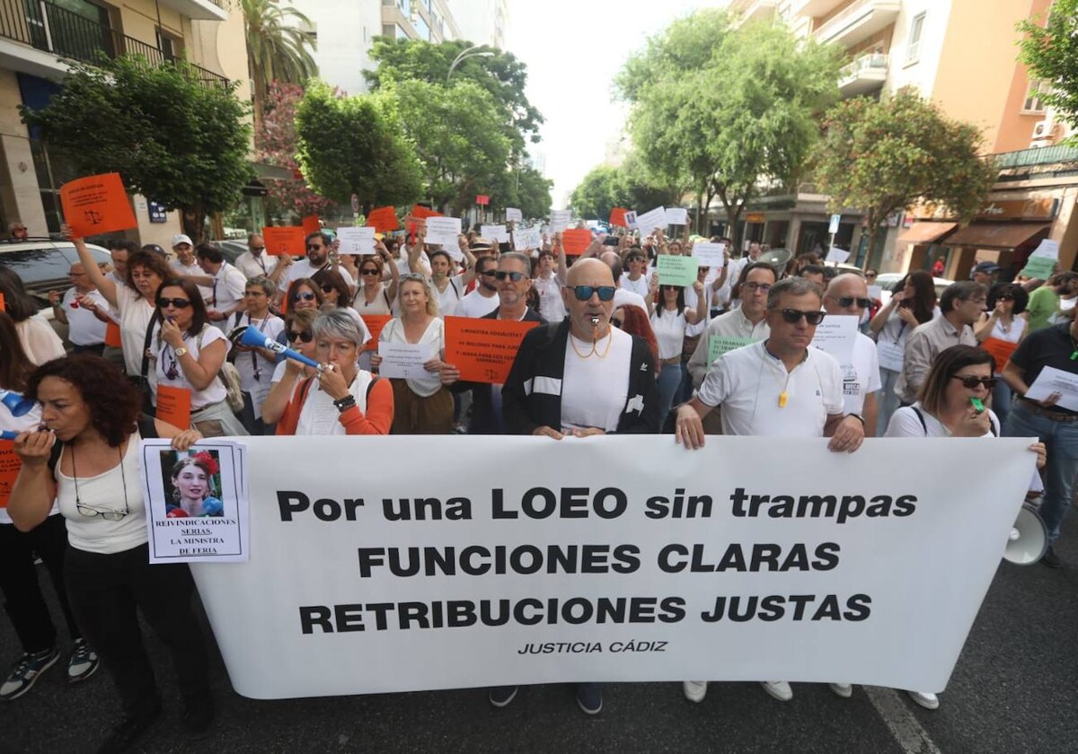 Funcionarios de Justicia se manifiestan en Cádiz y piden la dimisión de la ministra: «Pilar sé seria, vente de la feria»
