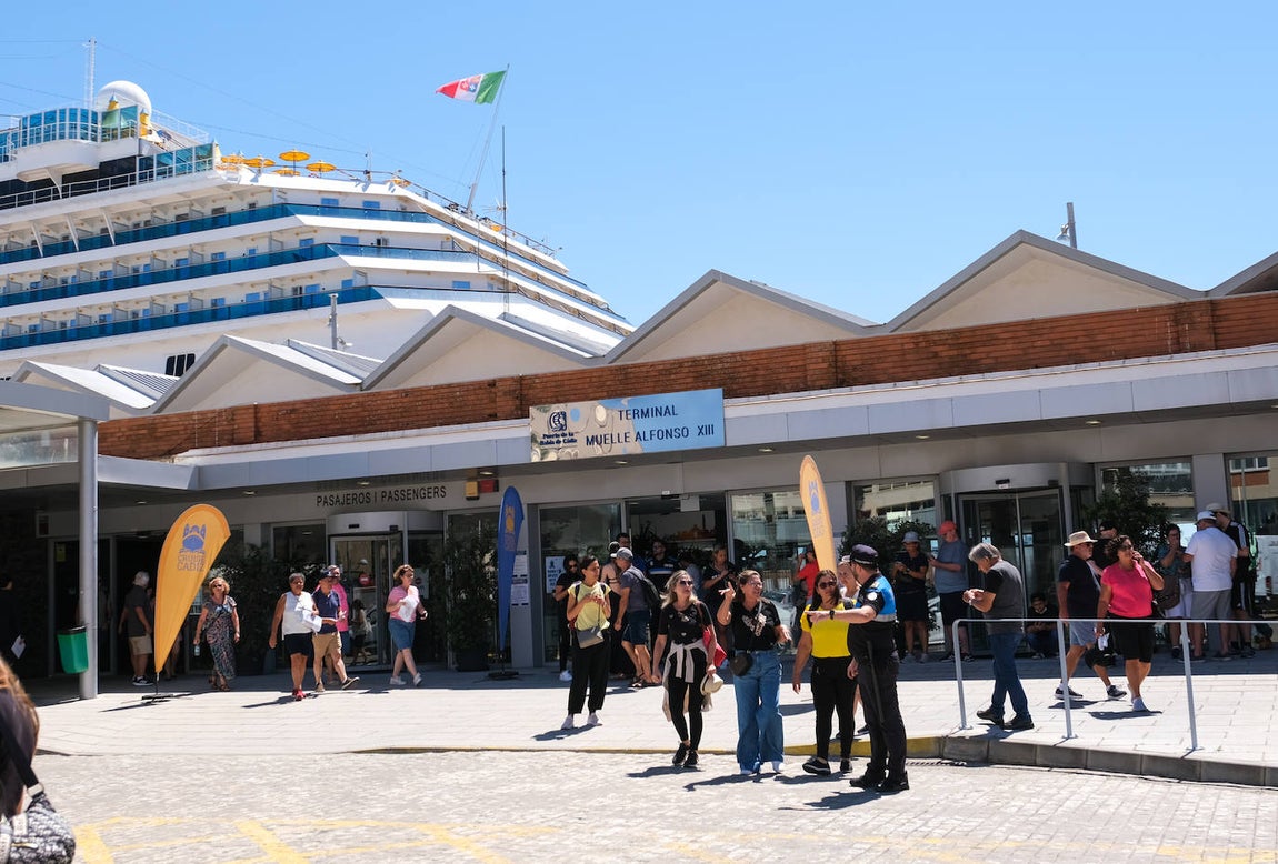 En imágenes: 24 horas en el corazón portuario de Cádiz