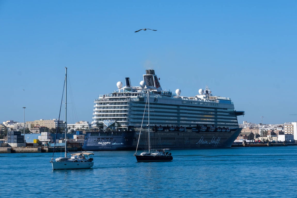 En imágenes: 24 horas en el corazón portuario de Cádiz