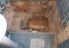 Cae al piso de abajo tras ceder el suelo del cuarto de baño en su casa de Cádiz