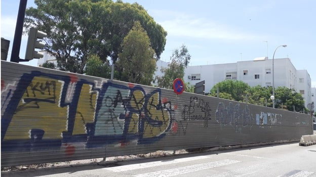 La valla ya luce sin los carteles publicitarios del futuro pabellón Portillo.