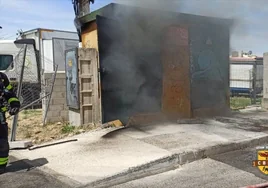 Sale ardiendo un transformador junto al camping de caravanas del recinto de la Feria de Jerez