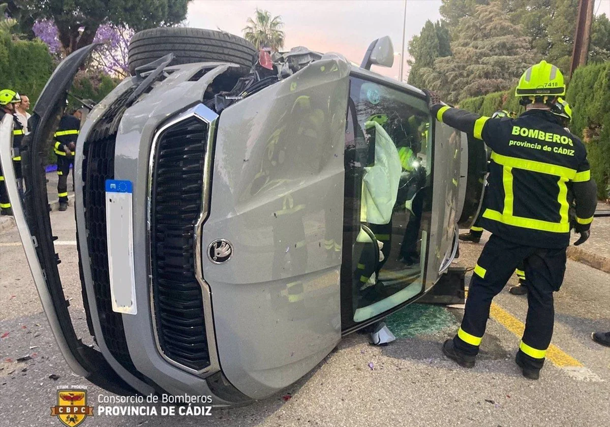 Un coche vuelca tras chocar contra otro turismo que se encontraba aparcado en Jerez