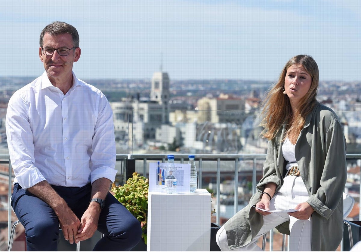 El presidente del Partido Popular, Alberto Núñez Feijóo, y la presidenta de Nuevas Generaciones del PP y diputada vasca, Beatriz Fanjul, durante la clausura del acto organizado por el PP con motivo del Día de Europa, en el Club Financiero Génova.