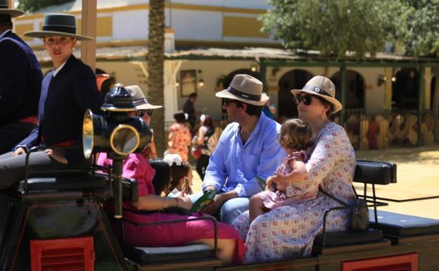 La tradición española de los coches de caballos se mantiene en la Feria de Jerez gracias a los turistas