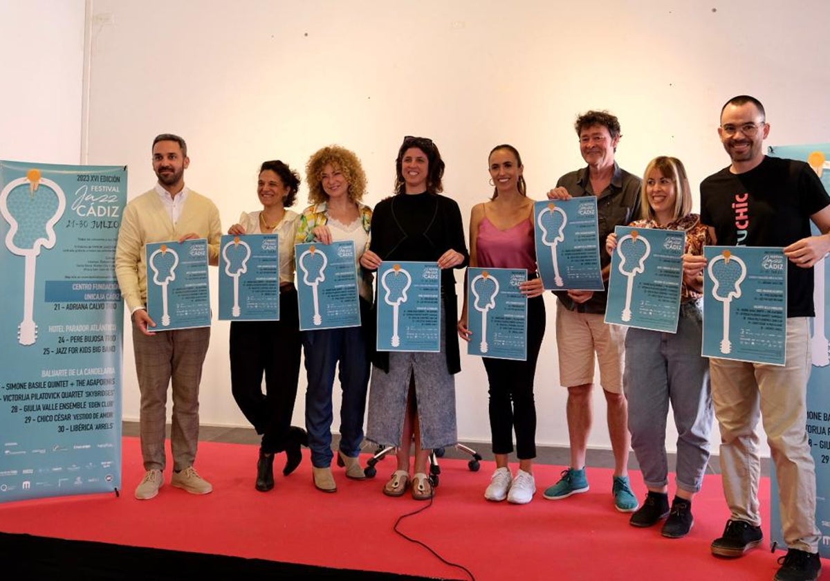 La concejala de Cultura y Fiestas, Lola Cazalilla, junto a la directora del festival, Marina Fernández y otros miembros de la organización.