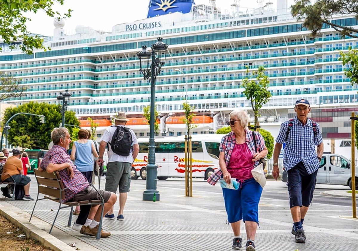 Cruceristas desembarcan en Cádiz