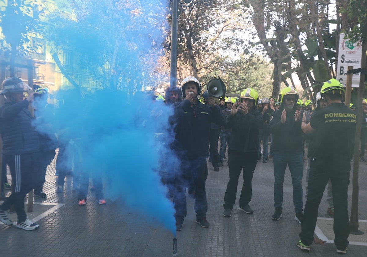 Protesta de los bomberos en Cádiz.