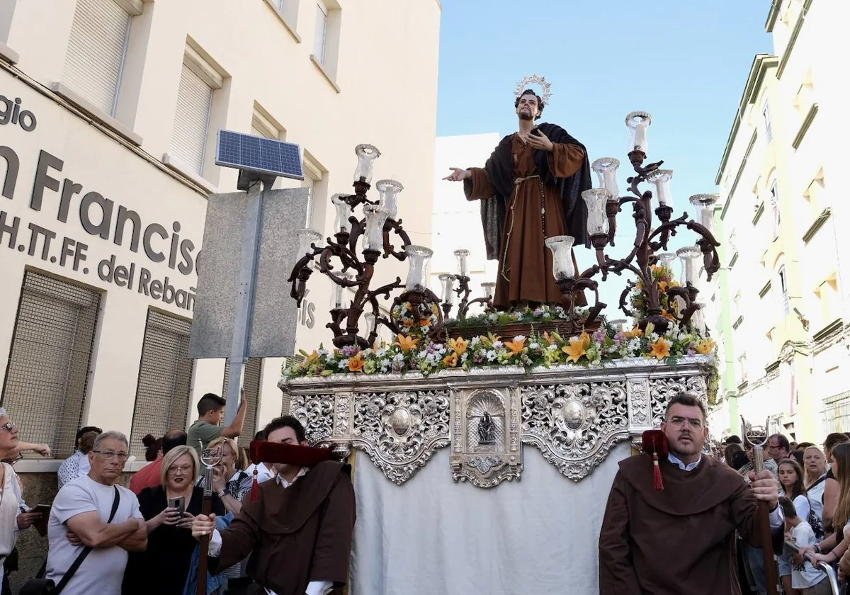 La imagen de San Francisco de Asís ha salido por primera vez en la tradicional procesión.