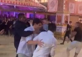 Vídeo: Brutal pelea entre varios jóvenes en la Feria de Jerez