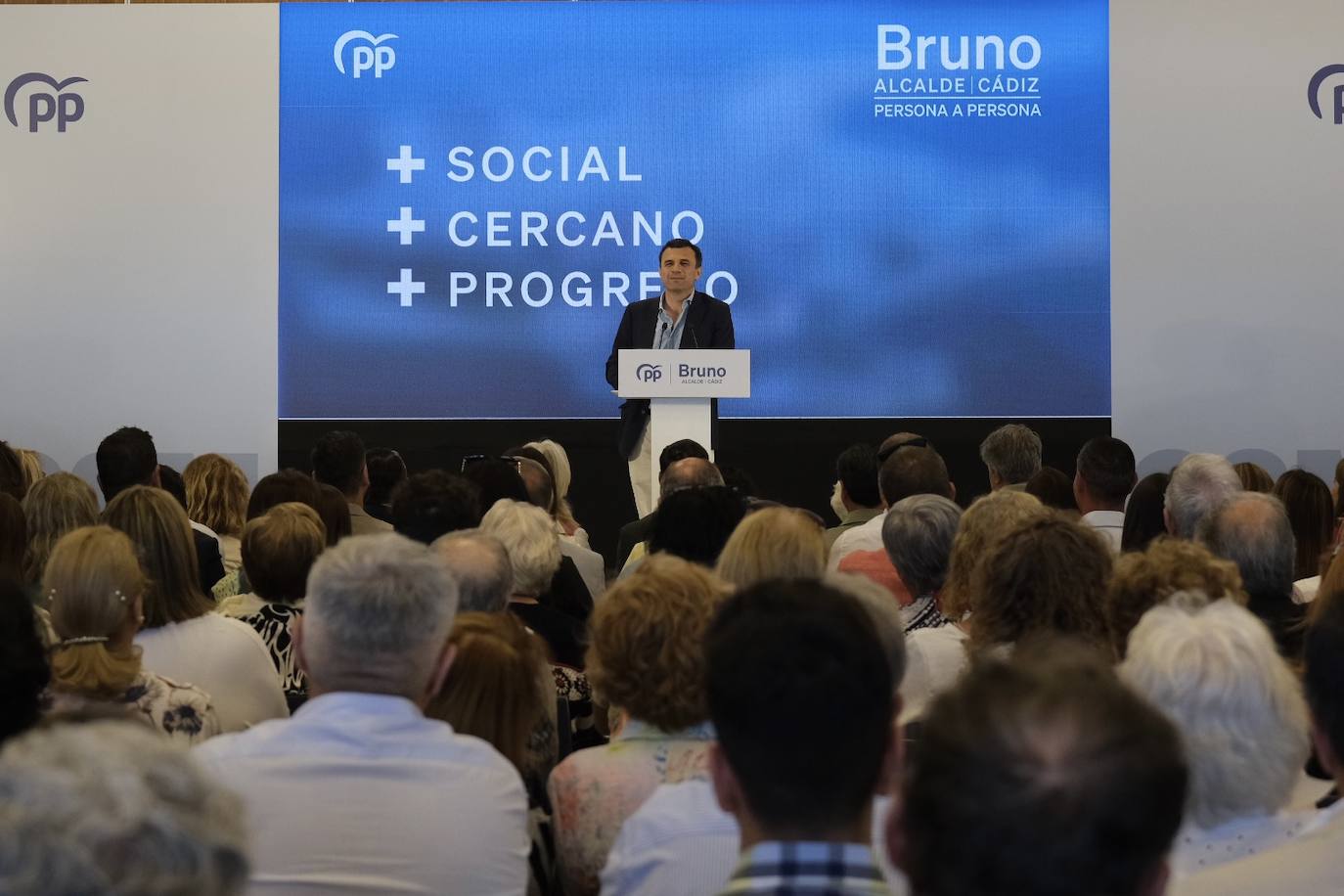 Fotos: las imágenes de la visita de Juanma Moreno a Cádiz par apoyar a Bruno