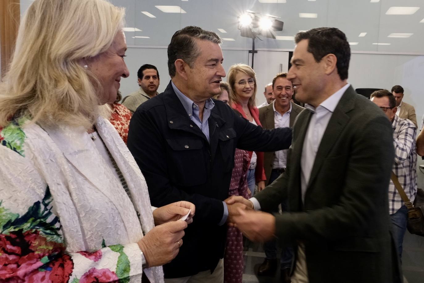 Fotos: las imágenes de la visita de Juanma Moreno a Cádiz par apoyar a Bruno