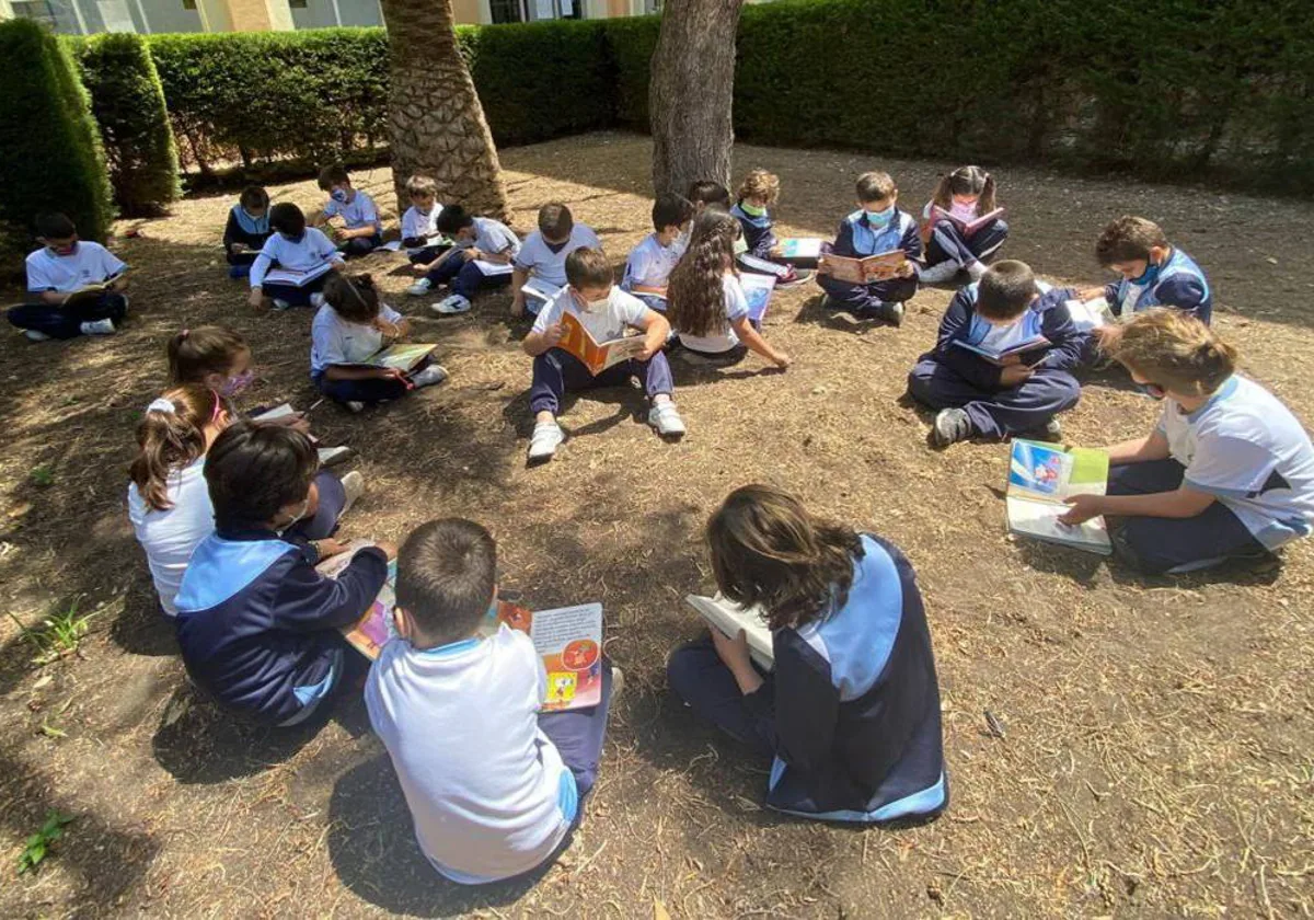 Alumnos de un colegio de Cádiz, leyendo al aire libre.