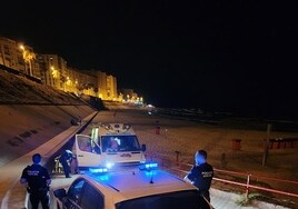 La Policía Local evita que una mujer se quite la vida en la playa de Santa María del Mar, en Cádiz