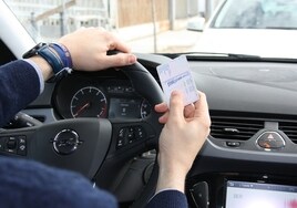 La multa de la DGT relacionada con el carnet de conducir que puedes ahorrarte descargando una aplicación