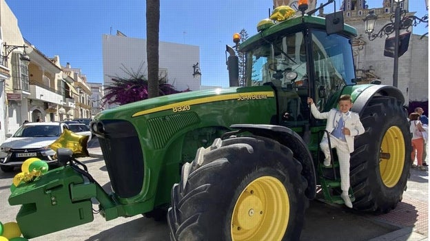 Raúl llega a su Primera Comunión en el tractor: era su gran ilusión