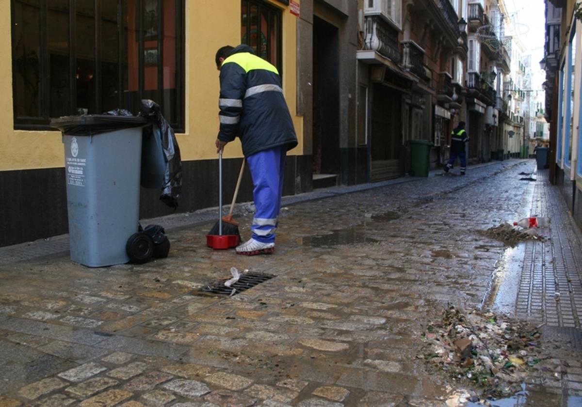 Foto de archivo de un trabajador limpiando las calles de Cádiz.