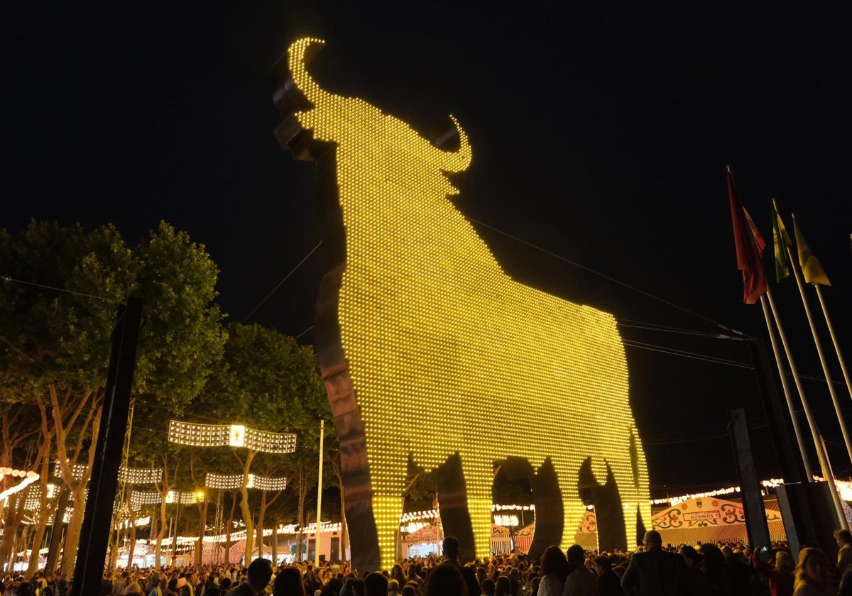 Toro de Osborne en la entrada al recinto ferial.