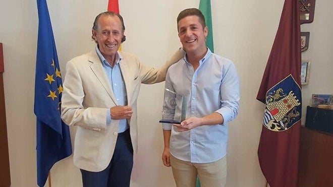 José Alberto Cruz junto al alcalde José María Román tras haber ganado el premio