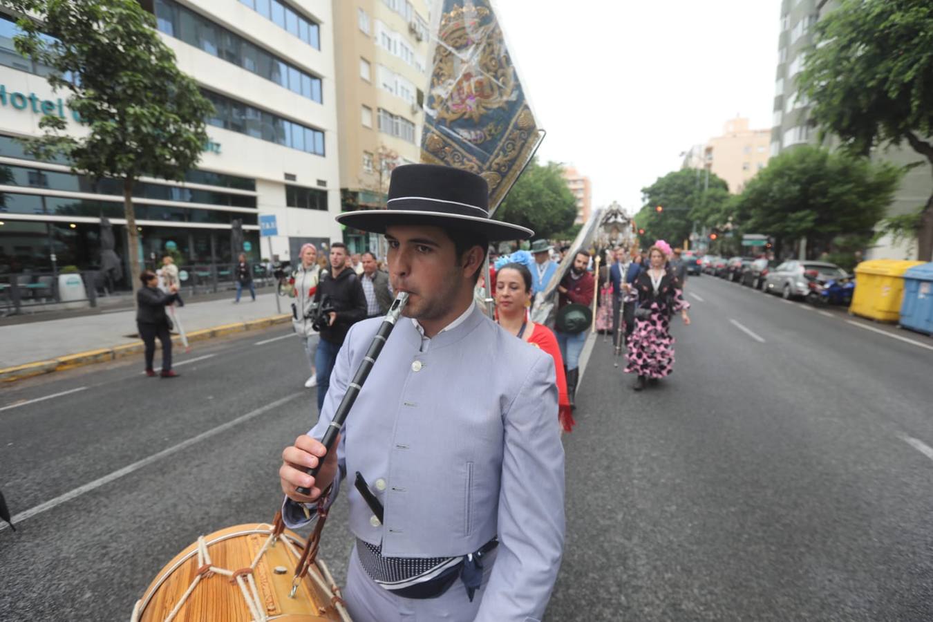 Fotos: La hermandad del Rocío de Cádiz, a su salida de la iglesia de San José