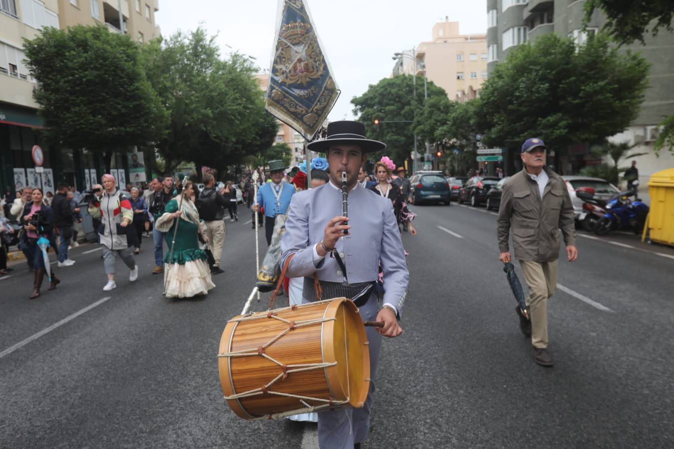 Fotos: La hermandad del Rocío de Cádiz, a su salida de la iglesia de San José