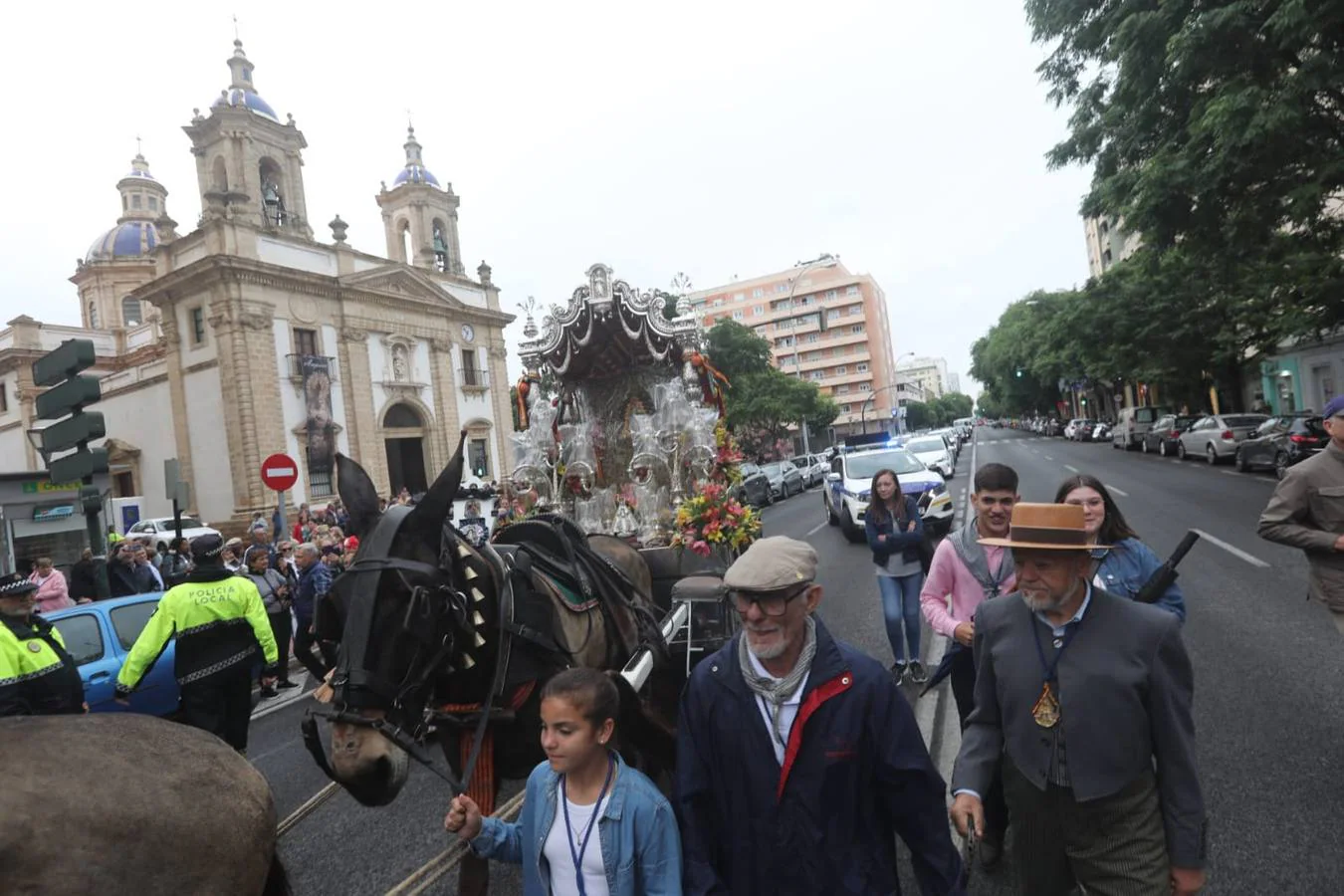 Fotos: La hermandad del Rocío de Cádiz, a su salida de la iglesia de San José