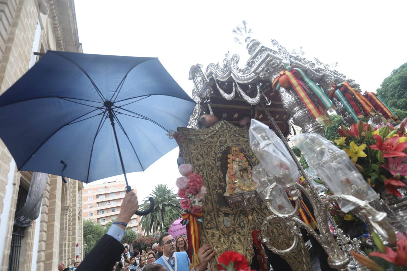 Fotos: La hermandad del Rocío de Cádiz, a su salida de la iglesia de San José