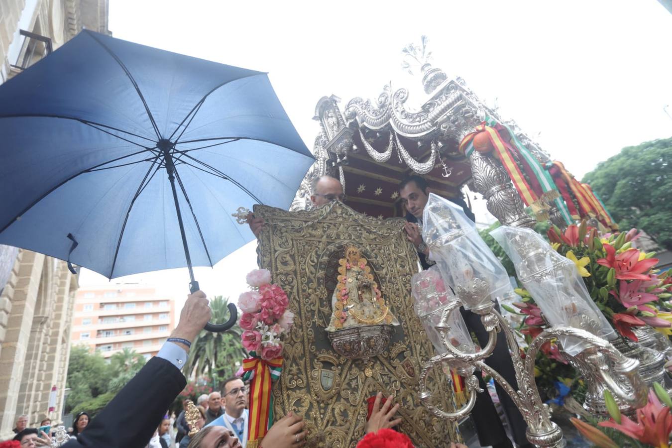 Fotos: La hermandad del Rocío de Cádiz, a su salida de la iglesia de San José